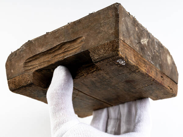 Druckmodel, sichtbar sind die zwei Platten mit den Eingriffen auf der einen Platte, 19. Jh., Foto: Simon Toplak
