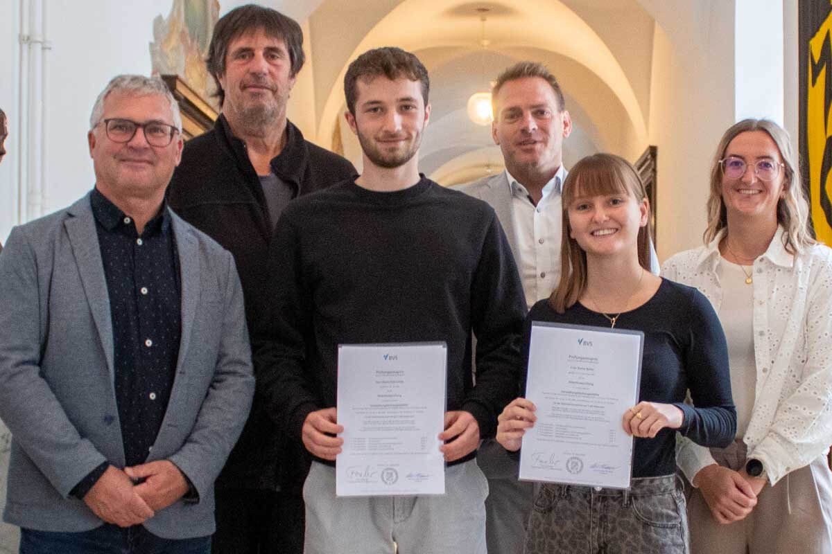 Auf dem Foto zu sehe (von links): Hauptamtsleiter Markus Gmeiner, Personalratsvorsitzender Erwin Hipp, David Fahrnholz, Bürgermeister Maximilian Eichstetter, Xenia Sailer und Fachbereichsleiterin Personal Lisa Mayer.