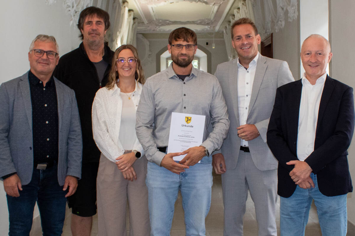 Auf dem Foto zu sehen (von links): Hauptamtsleiter Markus Gmeiner, Personalratsvorsitzender Erwin Hipp, Fachbereichsleiterin Personal Lisa Mayer, Andreas Eutaxias-Jerke, Bürgermeister Maximilian Eichstetter und Bauamtsleiter Armin Angeringer.